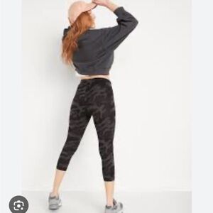 Old Navy Women's High-Rise Cropped Leggings Gray Black Camouflage